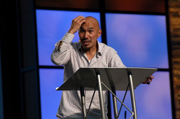 Francis Chan urged his listeners at the SBC Pastors' Conference to yearn desperately for God's presence and power.